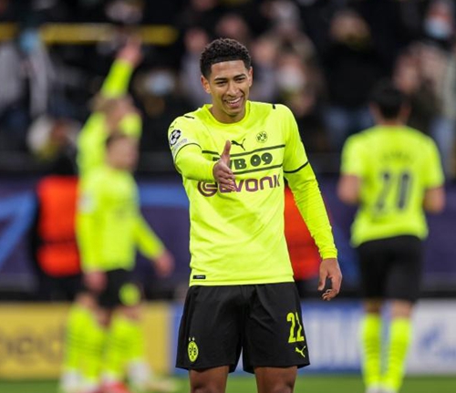 足球比赛中 足球比赛中